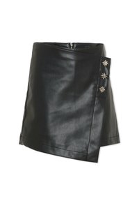 Czarna mini spódnica z ekologicznej skóry z przednią asymetryczną klapką i trzema srebrnymi kwiatowymi ozdobami po jednej stronie.