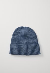 Gorro de punto azul marino con textura acanalada y puño enrollado. La tela parece suave y flexible, adecuada para el clima frío.