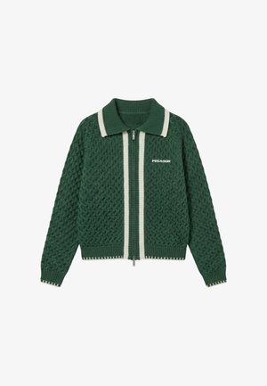 Maglione verde scuro lavorato a maglia con cerniera, righe verticali bianche sul colletto e sulla zip, motivo a trama e logo "PEGADOR" sul petto.