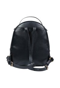 Sort rygsæk i læder med afrundet form, justerbare stropper og et håndtag på toppen. Har en struktureret finish og et minimalistisk design.