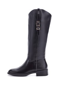 Bota de montar alta de cuero negro con textura suave, punta redondeada y pequeño tacón cuadrado. Presenta un acento de hebilla a lo largo de la costura lateral.