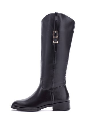 Hochwertiger schwarzer Lederreiterstiefel mit glatter Textur, abgerundeter Zehenpartie und kleinem Blockabsatz. Verfügt über eine Schnallenakzentuierung entlang der Seitennaht.