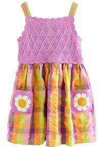Bodice en tricot violet avec motif en diamant ; jupe à carreaux multicolore en orange, vert et rose ; deux poches avec des accents de fleurs blanches.