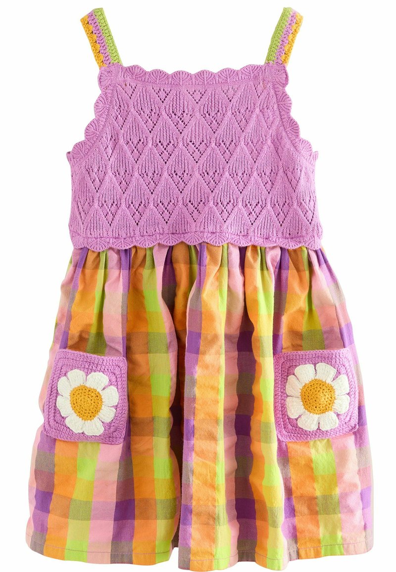 Bodice en tricot violet avec motif en diamant ; jupe à carreaux multicolore en orange, vert et rose ; deux poches avec des accents de fleurs blanches.
