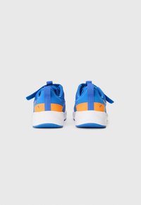 Baskets de sport bleues avec des accents orange, conçues en tissu avec une finition texturée. Dotées d'une semelle blanche et d'une languette à l'arrière.