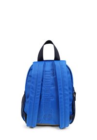 Zaino blu in materiale resistente con logo ricamato, dotato di spallacci imbottiti, tasche laterali in rete e maniglia superiore per il trasporto.