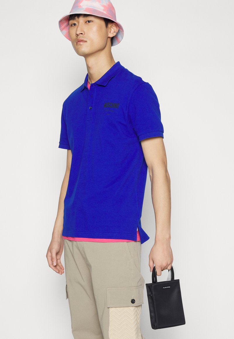 Herren T-shirts & Polos | MOSCHINO UPPER BODY GARMENT Poloshirt blue/hellblau - SZ15129 Herren T-shirts & Polos | MOSCHINO UPPER BODY GARMENT Poloshirt blue/hellblau - SZ15129