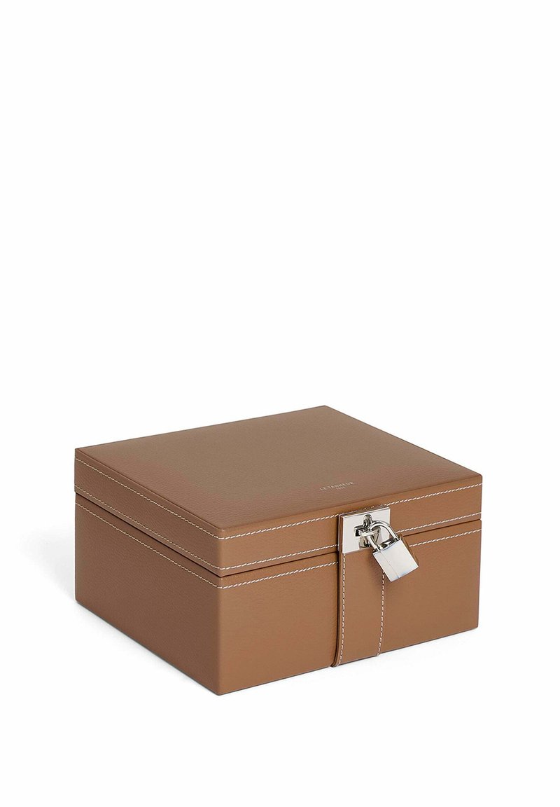 Caja de almacenamiento de cuero marrón con un acabado suave, cierre de candado plateado, acentos de costura blanca y forma cuadrada.