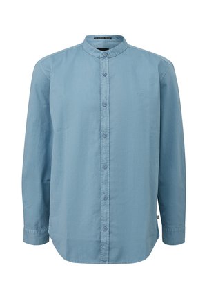Chemise à manches longues bleu clair avec un col bandé, fermeture à boutons sur le devant et une texture de tissu subtile. Petit logo sur la poitrine gauche.