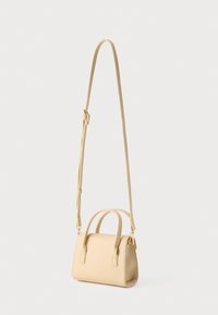 Τσαντάκι ώμου σε μπεζ χρώμα, με δομημένο σχέδιο, λεία υφή δέρματος, επάνω λαβές, ρυθμιζόμενο λουρί, διακοσμητικά εξαρτήματα σε χρυσό τόνο.