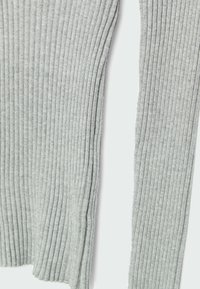 Jasnoszara, ribbed dzianina, ukazująca część długiego rękawa odzieży z pionowymi, teksturowanymi liniami.