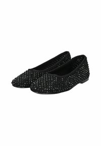 Un paio di ballerine nere piatte ricoperte di piccole strass nere, con punta arrotondata e tacco basso.