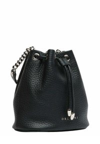 Borsa a secchiello in pelle nera con finitura testurizzata, chiusura con coulisse e dettagli con catena argentata. Presenta un logo metallico.