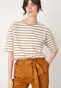 s.Oliver MIT STREIFEN - T-Shirt print - sandstein