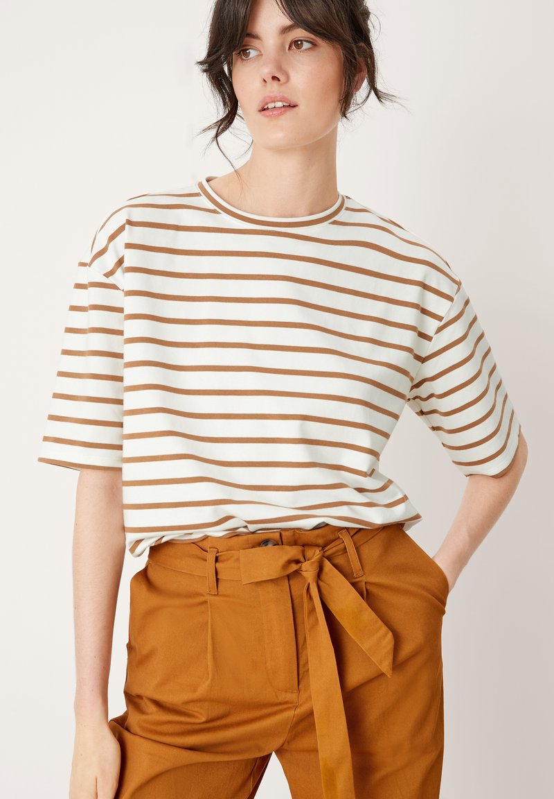 s.Oliver MIT STREIFEN - T-Shirt print - sandstein