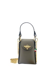 Grijze leren handtas met een gebogen flap, gouden bij-embleem en gouden kettingriem. Voorzien van een charme met de Italiaanse vlag. Een gladde textuur en een gestructureerde vorm.