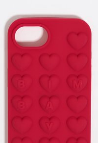 Funda de teléfono de silicona roja con patrones de corazones elevados y letras en relieve que dicen "I M B A B Y". Corte para la cámara. Textura suave.