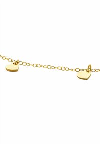 Bracciale in oro con due piccoli ciondoli a forma di cuore piatto, con superfici lucide e anelli rotondi, disposti uniformemente lungo la catena.