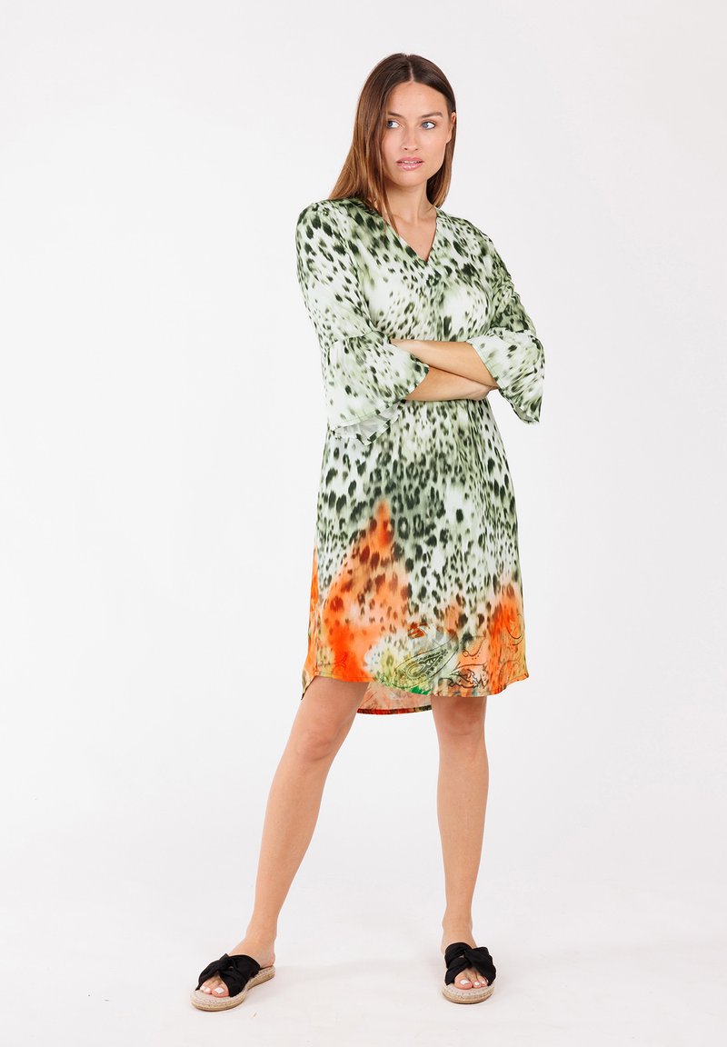 Leichtes, knielanges Kleid mit grünem Leopardenmuster und orangefarbenen Akzenten. V-Ausschnitt und Glockenärmel für eine lässige Passform.