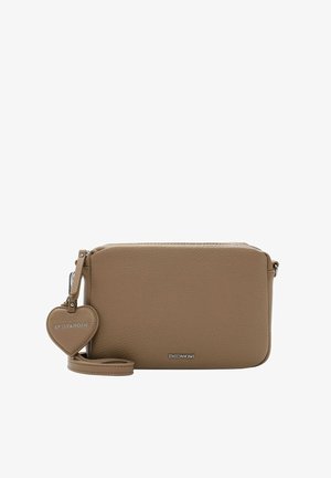 Sac en cuir beige à bandoulière avec une texture lisse, de forme rectangulaire, fermeture à glissière, et un porte-clés en forme de cœur avec un détail de marque.