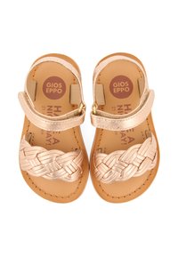 Gouden sandalen met een gevlochten metalen band, verstelbare enkelband en een gladde tan kleurige binnenzool, met een rond logo op de voetbed.
