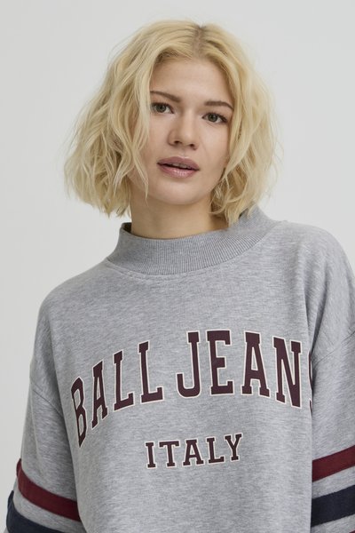 Grå sweatshirt med texten "BALL JEANS ITALY" i vinröd färg. Har hög krage och randiga detaljer i vinrött och marinblått på ärmarna.