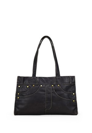 Bolso tote de cuero negro con dos asas, costuras decorativas y remaches en tono dorado, de forma rectangular con detalles de bolsillo frontal.