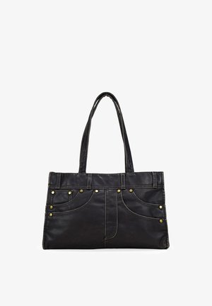 Bolso tote de cuero negro con dos asas, costuras decorativas y remaches en tono dorado, de forma rectangular con detalles de bolsillo frontal.
