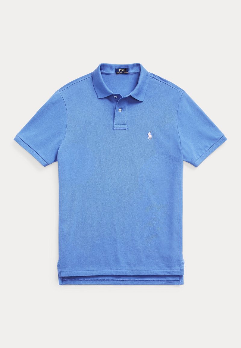 Polo bleu à manches courtes avec col, deux boutons et petit logo blanc brodé sur la poitrine gauche.