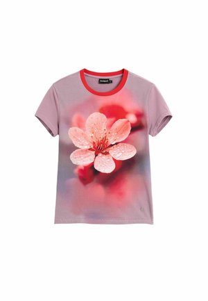 Maglietta lavanda a maniche corte con colletto rosso e grande fiore di ciliegio rosa con gocce d'acqua stampato sul davanti.