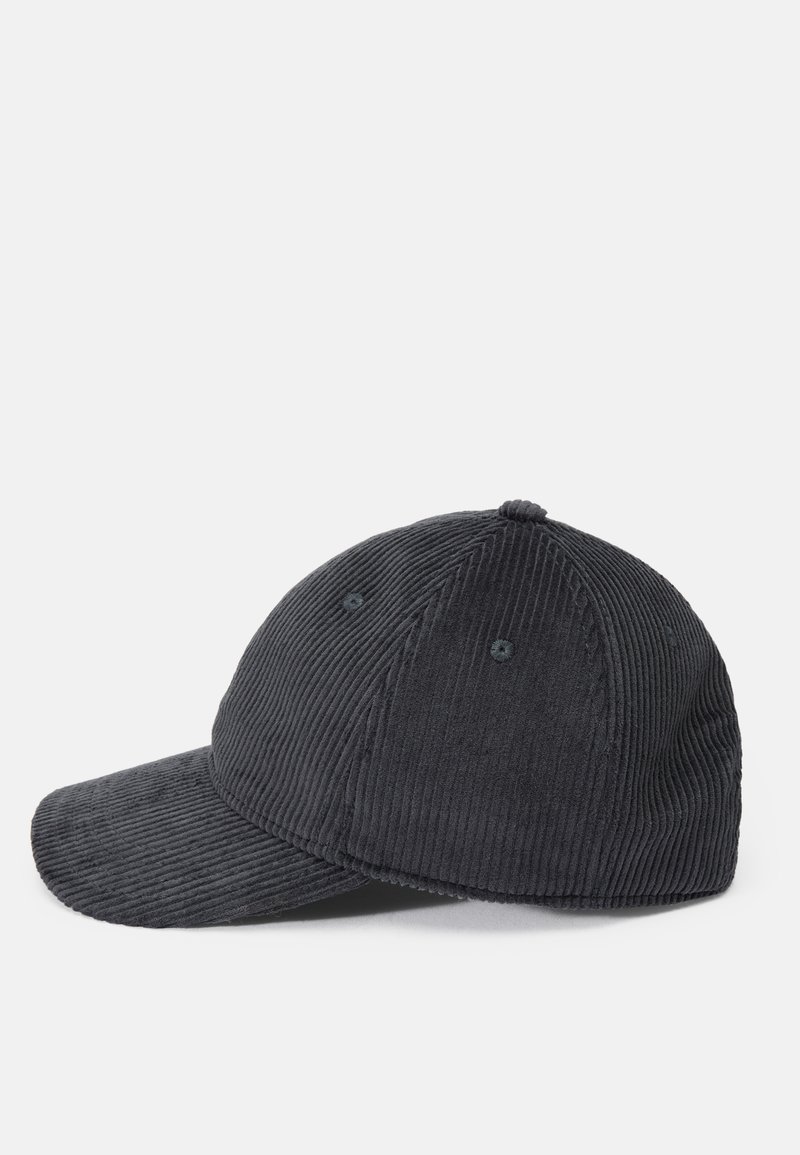 Gorra de béisbol de color gris oscuro, de pana, con visera curva, costillas texturizadas y seis ojales de ventilación en la corona.