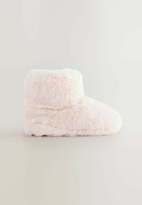 Mīksti rozā potīšu zābaki, izgatavoti no maiga mākslīgā kažokādas materiāla, ar noapaļu purngalu un biezu apkakli, kā arī plakanu zoli. Izskatās mīksti un ērti.