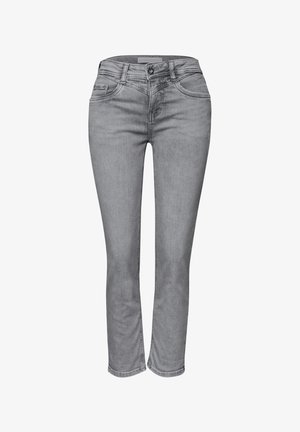 Jean gris coupe slim avec bouton à l'avant, fermeture éclair, poches avant et arrière, et passants pour ceinture.