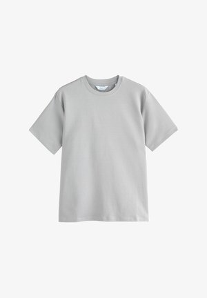 Camiseta gris de manga corta hecha de suave algodón, con un clásico cuello redondo y bajo recto con un detalle de costura mínimo.