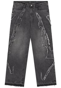 Jean noir à jambes larges avec des détails fortement usés et des patchs effilochés à l’avant et sur les côtés, avec passants de ceinture et poches avant.