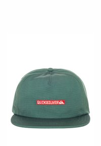 Groene pet van katoen, met een vlakke rand, een ronde kroon en een rood geborduurd logo-opdruk met de tekst "QUIKSILVER."