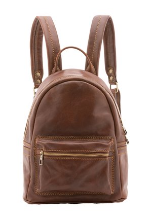 Bruine leren rugzak met ronde vorm, gouden stiksels, voorzak met rits en verstelbare banden. Textuurafwerking, minimale hardwaredetails.