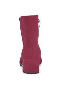 Bordeaux enkellaarsjes met een chunky hak, gemaakt van zacht suede-achtig materiaal, met een ritssluiting aan de achterkant en een gladde textuur.