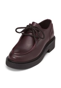 Burgunderrote Leder-Schnürschuhe mit abgerundeter Zehenpartie, dicker schwarzer Plateausohle und erhöhtem Steppdetail entlang der Kante.