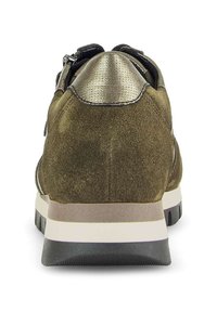 Grüne Wildledersneaker mit einem metallischen Absatz, Gummisohle und gepolstertem Kragen. Verfügt über einen Reißverschluss für einfachen Zugang.