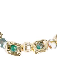 Bracciale in tonalità oro con perline che presentano perline in marmo verde e decorate. Le forme includono rettangoli spessi e accenti rotondi. Texture liscia e lucida.