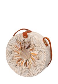 Borsa a cesta intrecciata rotonda realizzata in fibre naturali, con un design con conchiglie sul davanti, dotata di una tracolla in pelle marrone chiaro e una chiusura.