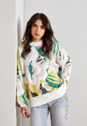 Maglione oversize in bianco con motivi astratti colorati in verde, rosa e giallo. Caratterizzato da un collo rotondo e spalle scese.