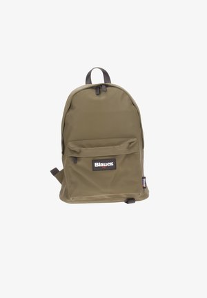 Zaino verde oliva realizzato in tessuto morbido; presenta una maniglia superiore, chiusura con cerniera, tasca frontale e una patch con logo sul davanti.