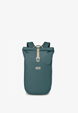 Teal roll-top rugzak met een beige band en verstelbare schouderbanden. Bevat een voorvak en Osprey-logo op de voorkant.