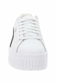 Valge sneaker sujuva sünteetilise pealmise osa, nööridega disain, paks kummist tall, ja diskreetsed mustad aktsendid külgedel.