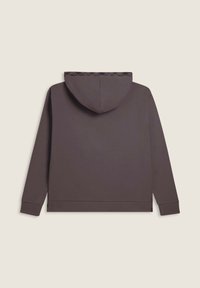 Felpa con cappuccio in tessuto marrone scuro dalla texture liscia, con orlo tagliato e dettagli sottili sul bordo interno del cappuccio.