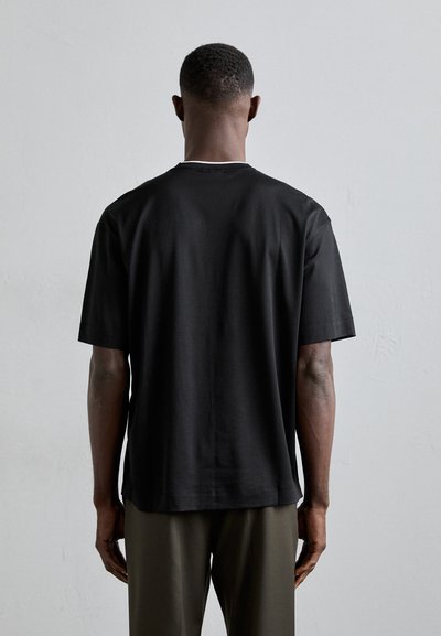 Emporio Armani Pamata T-krekls - black