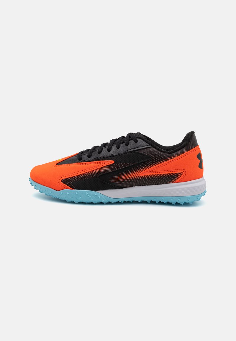 Chaussure de sport noire et orange avec dessus en maille, bout arrondi et semelle extérieure turquoise texturée dotée de motifs de traction prononcés.