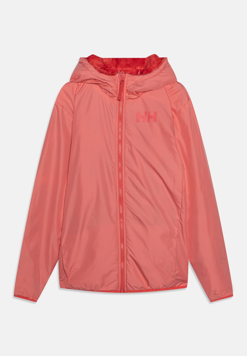 Chaqueta ligera con capucha en color coral brillante, que presenta un exterior suave, un forro rojo esponjoso, cierre frontal completo y detalle del logo en el pecho.
